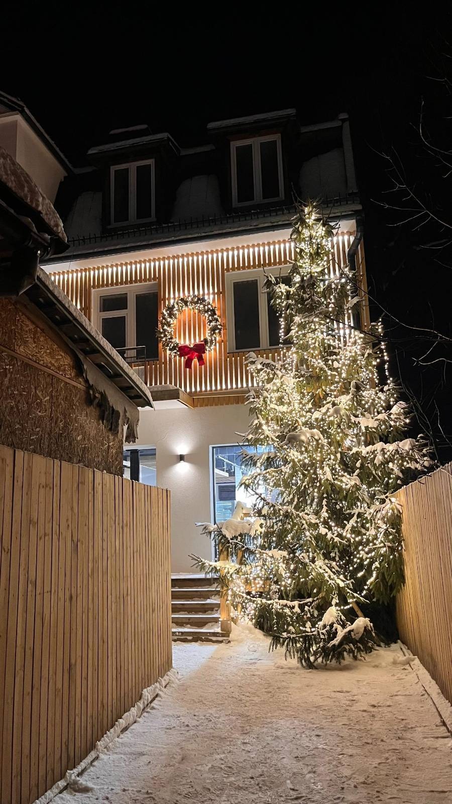 Wejście do Schroniska Krupówki polecanej restauracji w Zakopanem